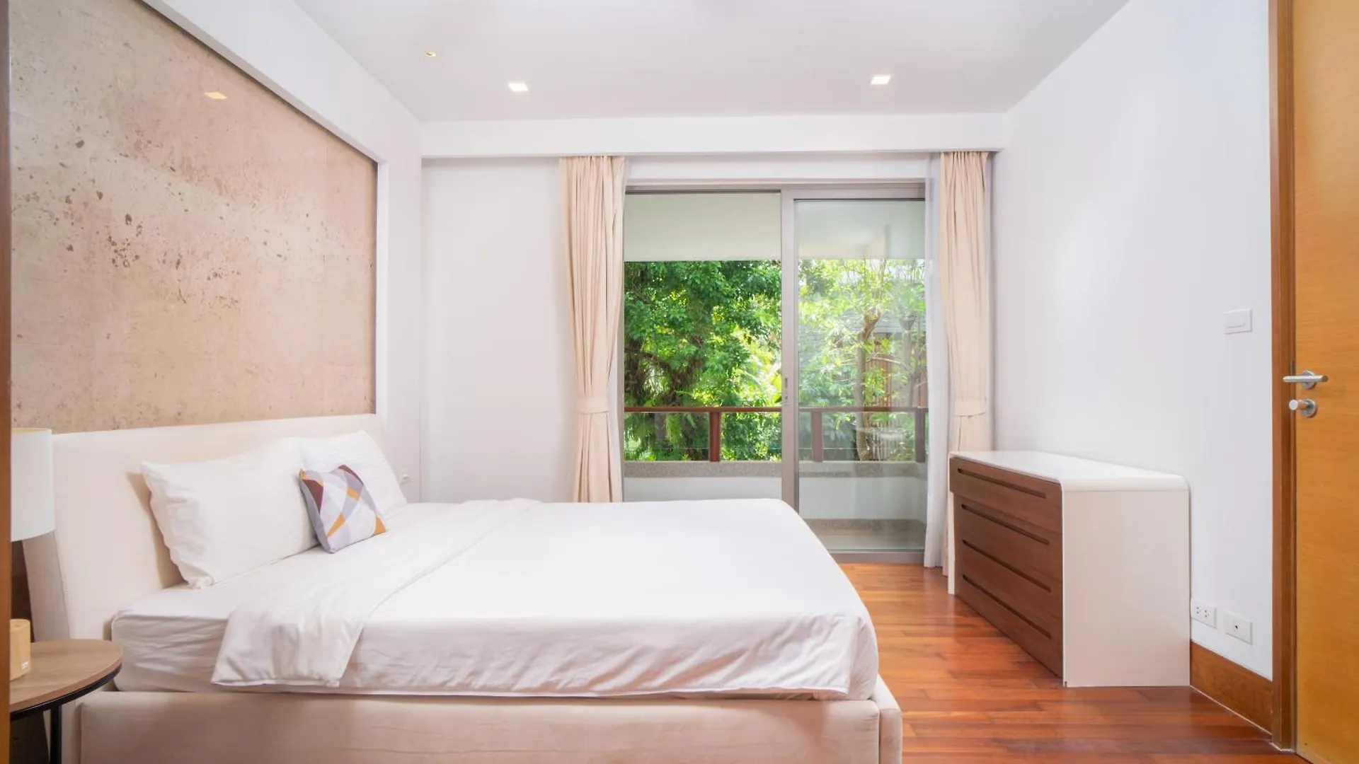 Modern Beachfront Apartment Naithon Beach Tailândia